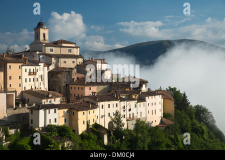 Abeto dans la brume sur la Valnerina, Ombrie, Italie Banque D'Images