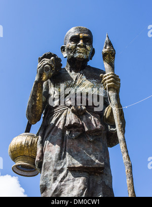 Luang Pu Thuat statue en wat Maetakrai Banque D'Images