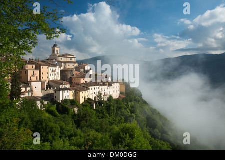 Abeto dans la brume sur la Valnerina, Ombrie, Italie Banque D'Images