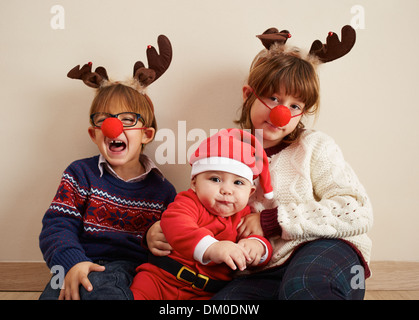 Père Noël bébé et enfants déguisés pour Noël Banque D'Images