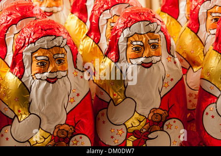 Rangées de Père Noël chocolat attendre dans un magasin pour leur grand jour. Banque D'Images