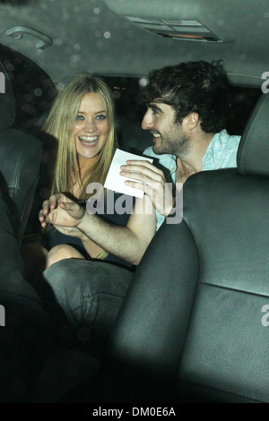 Laura Whitmore et un(e) ami(e) Laisser une afterparty au Mahiki nightclub à Londres pendant les "Fashions Night Out' Londres Angleterre - Banque D'Images