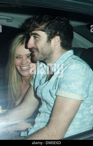 Laura Whitmore et un(e) ami(e) Laisser une afterparty au Mahiki nightclub à Londres pendant les "Fashions Night Out' Londres Angleterre - Banque D'Images