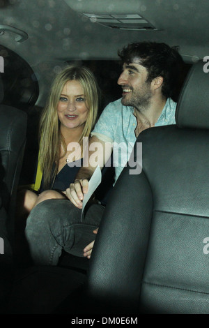 Laura Whitmore et un(e) ami(e) Laisser une afterparty au Mahiki nightclub à Londres pendant les "Fashions Night Out' Londres Angleterre - Banque D'Images