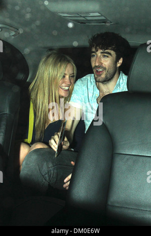 Laura Whitmore et un(e) ami(e) Laisser une afterparty au Mahiki nightclub à Londres pendant les "Fashions Night Out' Londres Angleterre - Banque D'Images