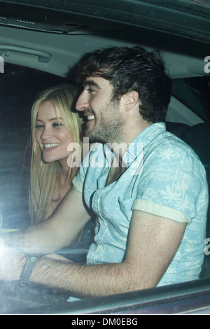 Laura Whitmore et un(e) ami(e) Laisser une afterparty au Mahiki nightclub à Londres pendant les "Fashions Night Out' Londres Angleterre - Banque D'Images