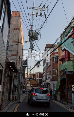 Téléphone encombré et câblage électrique - Séoul, Corée du Sud Banque D'Images