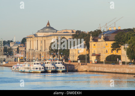 La Russie, Saint-Pétersbourg, vue vers l'Académie des beaux-arts sur remblai Universitetskaya Banque D'Images