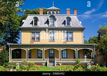 Construite en 1877, cette belle maison victorienne, Beaconsfield Historic House est à Charlottetown, Prince Edward Island, Canada. Banque D'Images