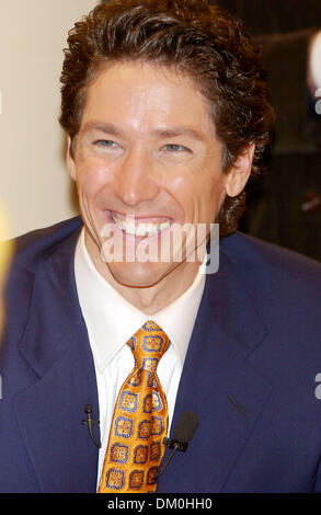 Mar. 12, 2002 - New York, NEW YORK - Joel Osteen APPARAÎT POUR UNE SIGNATURE DE LIVRE À Barnes & Noble SUR LA CINQUIÈME AVENUE POUR SON NOUVEAU LIVRE '' VOTRE MEILLEURE VIE MAINTENANT : 7 étapes à vivre pleinement votre potentiel'' À NEW YORK New York. 20 octobre 2005  , NEW YORK NY ANDREA RENAULT, K45613AR(Image Crédit : © Globe Photos/ZUMAPRESS.com) Banque D'Images