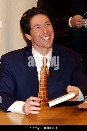 Mar. 12, 2002 - New York, NEW YORK - Joel Osteen APPARAÎT POUR UNE SIGNATURE DE LIVRE À Barnes & Noble SUR LA CINQUIÈME AVENUE POUR SON NOUVEAU LIVRE '' VOTRE MEILLEURE VIE MAINTENANT : 7 étapes à vivre pleinement votre potentiel'' À NEW YORK New York. 20 octobre 2005  , NEW YORK NY ANDREA RENAULT, K45613AR(Image Crédit : © Globe Photos/ZUMAPRESS.com) Banque D'Images