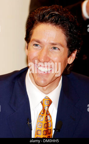 Mar. 12, 2002 - New York, NEW YORK - Joel Osteen APPARAÎT POUR UNE SIGNATURE DE LIVRE À Barnes & Noble SUR LA CINQUIÈME AVENUE POUR SON NOUVEAU LIVRE '' VOTRE MEILLEURE VIE MAINTENANT : 7 étapes à vivre pleinement votre potentiel'' À NEW YORK New York. 20 octobre 2005  , NEW YORK NY ANDREA RENAULT, K45613AR(Image Crédit : © Globe Photos/ZUMAPRESS.com) Banque D'Images