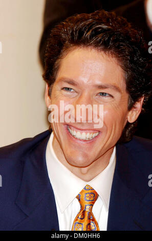 Mar. 12, 2002 - New York, NEW YORK - Joel Osteen APPARAÎT POUR UNE SIGNATURE DE LIVRE À Barnes & Noble SUR LA CINQUIÈME AVENUE POUR SON NOUVEAU LIVRE '' VOTRE MEILLEURE VIE MAINTENANT : 7 étapes à vivre pleinement votre potentiel'' À NEW YORK New York. 20 octobre 2005  , NEW YORK NY ANDREA RENAULT, K45613AR(Image Crédit : © Globe Photos/ZUMAPRESS.com) Banque D'Images