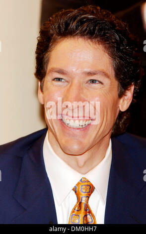 Mar. 12, 2002 - New York, NEW YORK - Joel Osteen APPARAÎT POUR UNE SIGNATURE DE LIVRE À Barnes & Noble SUR LA CINQUIÈME AVENUE POUR SON NOUVEAU LIVRE '' VOTRE MEILLEURE VIE MAINTENANT : 7 étapes à vivre pleinement votre potentiel'' À NEW YORK New York. 20 octobre 2005  , NEW YORK NY ANDREA RENAULT, K45613AR(Image Crédit : © Globe Photos/ZUMAPRESS.com) Banque D'Images