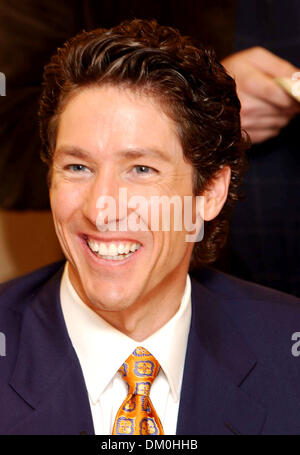 Mar. 12, 2002 - New York, NEW YORK - Joel Osteen APPARAÎT POUR UNE SIGNATURE DE LIVRE À Barnes & Noble SUR LA CINQUIÈME AVENUE POUR SON NOUVEAU LIVRE '' VOTRE MEILLEURE VIE MAINTENANT : 7 étapes à vivre pleinement votre potentiel'' À NEW YORK New York. 20 octobre 2005  , NEW YORK NY ANDREA RENAULT, K45613AR(Image Crédit : © Globe Photos/ZUMAPRESS.com) Banque D'Images