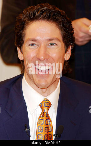 Mar. 12, 2002 - New York, NEW YORK - Joel Osteen APPARAÎT POUR UNE SIGNATURE DE LIVRE À Barnes & Noble SUR LA CINQUIÈME AVENUE POUR SON NOUVEAU LIVRE '' VOTRE MEILLEURE VIE MAINTENANT : 7 étapes à vivre pleinement votre potentiel'' À NEW YORK New York. 20 octobre 2005  , NEW YORK NY ANDREA RENAULT, K45613AR(Image Crédit : © Globe Photos/ZUMAPRESS.com) Banque D'Images