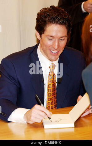 Mar. 12, 2002 - New York, NEW YORK - Joel Osteen APPARAÎT POUR UNE SIGNATURE DE LIVRE À Barnes & Noble SUR LA CINQUIÈME AVENUE POUR SON NOUVEAU LIVRE '' VOTRE MEILLEURE VIE MAINTENANT : 7 étapes à vivre pleinement votre potentiel'' À NEW YORK New York. 20 octobre 2005  , NEW YORK NY ANDREA RENAULT, K45613AR(Image Crédit : © Globe Photos/ZUMAPRESS.com) Banque D'Images