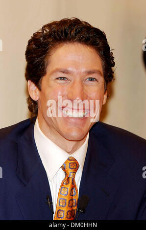 Mar. 12, 2002 - New York, NEW YORK - Joel Osteen APPARAÎT POUR UNE SIGNATURE DE LIVRE À Barnes & Noble SUR LA CINQUIÈME AVENUE POUR SON NOUVEAU LIVRE '' VOTRE MEILLEURE VIE MAINTENANT : 7 étapes à vivre pleinement votre potentiel'' À NEW YORK New York. 20 octobre 2005  , NEW YORK NY ANDREA RENAULT, K45613AR(Image Crédit : © Globe Photos/ZUMAPRESS.com) Banque D'Images