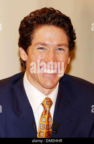 Mar. 12, 2002 - New York, NEW YORK - Joel Osteen APPARAÎT POUR UNE SIGNATURE DE LIVRE À Barnes & Noble SUR LA CINQUIÈME AVENUE POUR SON NOUVEAU LIVRE '' VOTRE MEILLEURE VIE MAINTENANT : 7 étapes à vivre pleinement votre potentiel'' À NEW YORK New York. 20 octobre 2005  , NEW YORK NY ANDREA RENAULT, K45613AR(Image Crédit : © Globe Photos/ZUMAPRESS.com) Banque D'Images