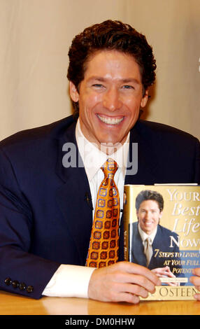 Mar. 12, 2002 - New York, NEW YORK - Joel Osteen APPARAÎT POUR UNE SIGNATURE DE LIVRE À Barnes & Noble SUR LA CINQUIÈME AVENUE POUR SON NOUVEAU LIVRE '' VOTRE MEILLEURE VIE MAINTENANT : 7 étapes à vivre pleinement votre potentiel'' À NEW YORK New York. 20 octobre 2005  , NEW YORK NY ANDREA RENAULT, K45613AR(Image Crédit : © Globe Photos/ZUMAPRESS.com) Banque D'Images