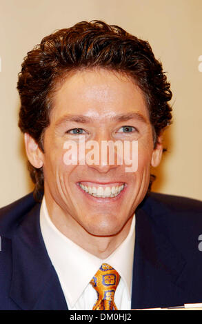 Mar. 12, 2002 - New York, NEW YORK - Joel Osteen APPARAÎT POUR UNE SIGNATURE DE LIVRE À Barnes & Noble SUR LA CINQUIÈME AVENUE POUR SON NOUVEAU LIVRE '' VOTRE MEILLEURE VIE MAINTENANT : 7 étapes à vivre pleinement votre potentiel'' À NEW YORK New York. 20 octobre 2005  , NEW YORK NY ANDREA RENAULT, K45613AR(Image Crédit : © Globe Photos/ZUMAPRESS.com) Banque D'Images