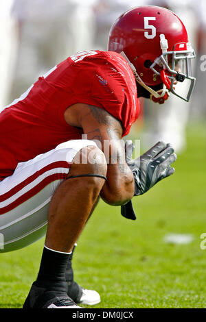 Le 21 novembre 2009 - Tuscaloosa, Alabama, États-Unis - 21novembre2009 : Alabama's Roy Upchurch s'étend pendant l'échauffement avant l'ups NCAA football match entre le Crimson Tide et l'University of Tennessee at CHATTANOOGA joué au Bryant-Denny Stadium à Tuscaloosa, Alabama. L'Université de l'ALABAMA a battu l'University of Tennessee at CHATTANOOGA 45-0. (Crédit Image : © Jason Clark/Southcre Banque D'Images