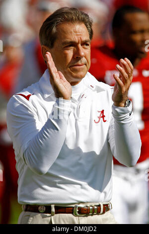 Le 21 novembre 2009 - Tuscaloosa, Alabama, États-Unis - 21novembre2009 : Alabama Entraîneur Nick Saban montres sur comme le courant passe à travers des exercices pour l'arborant NCAA football match entre le Crimson Tide et l'University of Tennessee at CHATTANOOGA joué au Bryant-Denny Stadium à Tuscaloosa, Alabama. L'Université de l'ALABAMA a battu l'University of Tennessee at CHATTANOOGA 45-0. (Crédit Image : Banque D'Images