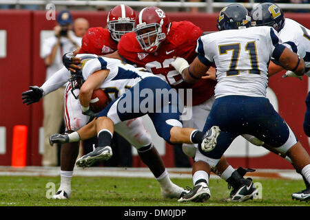 Le 21 novembre 2009 - Tuscaloosa, Alabama, États-Unis - 21novembre2009 : Alabama joueur de ligne défensive Terrence Cody # 62 fait une attaquer durant la première moitié de jouer de la NCAA football match entre le Crimson Tide et l'University of Tennessee at CHATTANOOGA joué au Bryant-Denny Stadium à Tuscaloosa, Alabama. L'Université de l'ALABAMA a battu l'University of Tennessee at CHATTANOOGA 45-0. (Cr Banque D'Images