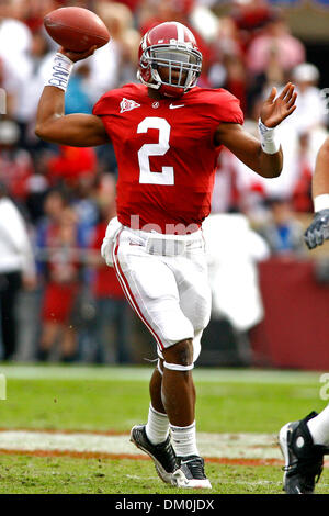 Le 21 novembre 2009 - Tuscaloosa, Alabama, États-Unis - 21novembre2009 : Alabama quarterback Star Jackson # 2 fait son premier passage de la seconde moitié du jeu de la NCAA football match entre le Crimson Tide et l'University of Tennessee at CHATTANOOGA joué au Bryant-Denny Stadium à Tuscaloosa, Alabama. L'Université de l'ALABAMA a battu l'University of Tennessee at CHATTANOOGA 45-0. (Crédit Banque D'Images