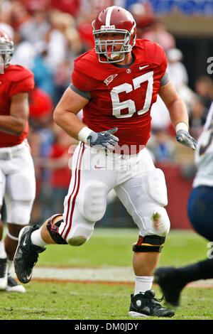 Le 21 novembre 2009 - Tuscaloosa, Alabama, États-Unis - 21novembre2009 : Alabama offensive ligne John Michael Boswell # 67 a l'air de faire une blcok durant la seconde moitié de jouer de la NCAA football match entre le Crimson Tide et l'University of Tennessee at CHATTANOOGA joué au Bryant-Denny Stadium à Tuscaloosa, Alabama. L'Université de l'ALABAMA a battu l'Université de Tennessee à CHATTA Banque D'Images