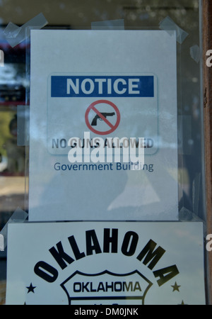 Pas d'armes à feu autorisé signe sur une porte d'entrée à New York, USA Banque D'Images