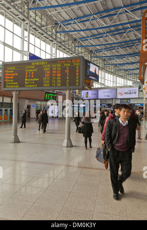 Intérieur de la nouvelle gare de terminal Korail Seoul - Séoul, Corée du Sud Banque D'Images