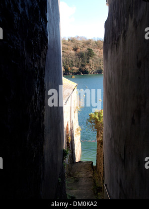 Ruelle étroite entre deux maisons, menant jusqu'à l'eau, Fowey, Cornwall, UK Banque D'Images