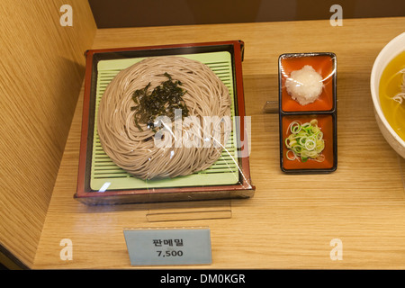 Modèle en plastique (nouilles de sarrasin) vitrine à fast food restaurant - Séoul, Corée du Sud Banque D'Images