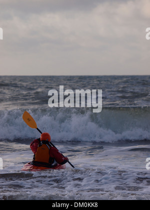 Hiver surf en kayak, Bude, Cornwall, UK Banque D'Images