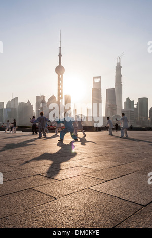 Le tai-chi, la promenade, le Bund, Shanghai, Chine Banque D'Images