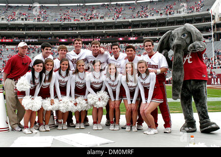 Le 21 novembre 2009 - Tuscaloosa, Alabama, États-Unis - 21novembre2009 : Alabama cheerleaders après la NCAA football match entre le Crimson Tide et l'University of Tennessee at CHATTANOOGA MOCS joué au Bryant-Denny Stadium à Tuscaloosa, Alabama. La moitié de l'Université de l'ALABAMA beat UT-CHATTANOOGA 45-0. (Crédit Image : © Jason Clark/ZUMApress.com) Southcreek/mondial Banque D'Images