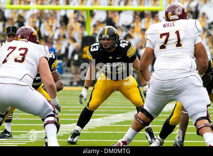 Le 21 novembre 2009 - Iowa City, Iowa, États-Unis - 21 novembre 2009 : Iowa's Pat Angerer suit le porteur du ballon au cours de la première moitié d'un NCAA Football jeu joué au Stade Kinnick à Iowa City, Iowa. (Crédit Image : © Louis Brems/ZUMApress.com) Southcreek/mondial Banque D'Images