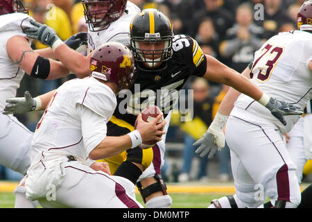 Le 21 novembre 2009 - Iowa City, Iowa, États-Unis - 21 novembre 2009 : Iowa's Karl Klug ressemble à sac Minnesota's Adam Weber durant leur NCAA Football jeu joué au Stade Kinnick à Iowa City, Iowa. (Crédit Image : © Louis Brems/ZUMApress.com) Southcreek/mondial Banque D'Images