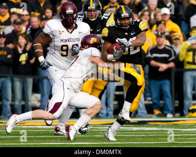 Le 21 novembre 2009 - Iowa City, Iowa, États-Unis - 21 novembre 2009 : Iowa's Adam Robinson est présenté par le Minnesota's Tim Dandridge pendant leur NCAA Football jeu joué au Stade Kinnick à Iowa City, Iowa. (Crédit Image : © Louis Brems/ZUMApress.com) Southcreek/mondial Banque D'Images