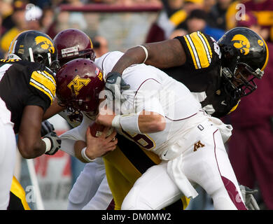 Le 21 novembre 2009 - Iowa City, Iowa, États-Unis - 21 novembre 2009 : Iowa's Christian Ballard, Broderick et Binns, sack Minnesota's Adam Weber durant leur NCAA Football jeu joué au Stade Kinnick à Iowa City, Iowa. (Crédit Image : © Louis Brems/ZUMApress.com) Southcreek/mondial Banque D'Images