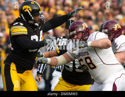 Le 21 novembre 2009 - Iowa City, Iowa, États-Unis - 21 novembre 2009 : Iowa's Adrian Clayborn travaille contre Minnesota's Chris Bunders durant leur NCAA Football jeu joué au Stade Kinnick à Iowa City, Iowa. (Crédit Image : © Louis Brems/ZUMApress.com) Southcreek/mondial Banque D'Images