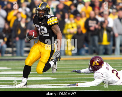 Le 21 novembre 2009 - Iowa City, Iowa, États-Unis - 21 novembre 2009 : Iowa's Adam Robinson se détache du Minnesota's Ryan Collado dans un NCAA Football jeu joué au Stade Kinnick à Iowa City, Iowa. (Crédit Image : © Louis Brems/ZUMApress.com) Southcreek/mondial Banque D'Images