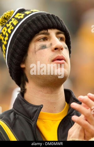 Le 21 novembre 2009 - Iowa City, Iowa, États-Unis - 21 novembre 2009 : Fans watch comme l'Iowa Hawkeye sur les Minnesota Golden Gophers dans un NCAA Football jeu joué au Stade Kinnick à Iowa City, ia (image Crédit : © Louis Brems/ZUMApress.com) Southcreek/mondial Banque D'Images