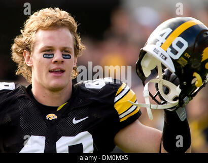 Le 21 novembre 2009 - Iowa City, Iowa, États-Unis - 21 novembre 2009 : A.J. Sedd prend le domaine pour sa dernière fois au stade Kinnick contre les Minnesota Golden Gophers à Iowa City, ia (image Crédit : © Louis Brems/ZUMApress.com) Southcreek/mondial Banque D'Images