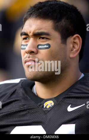 Le 21 novembre 2009 - Iowa City, Iowa, États-Unis - 21 novembre 2009 : Tony Moeaki lors de l'hymne national au stade Kinnick à Iowa City, ia (image Crédit : © Louis Brems/ZUMApress.com) Southcreek/mondial Banque D'Images