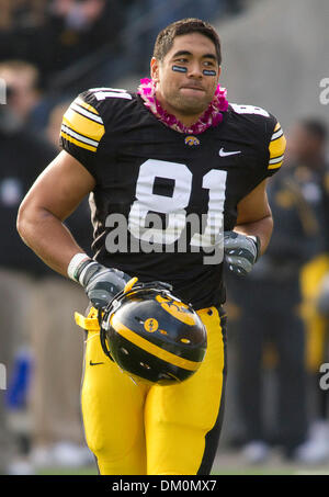 Le 21 novembre 2009 - Iowa City, Iowa, États-Unis - 21 novembre 2009 : Tony Moeaki prend le domaine pour sa dernière fois au stade Kinnick contre les Minnesota Golden Gophers à Iowa City, ia (image Crédit : © Louis Brems/ZUMApress.com) Southcreek/mondial Banque D'Images