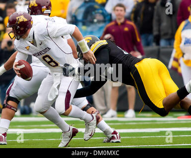 Le 21 novembre 2009 - Iowa City, Iowa, États-Unis - 21 novembre 2009 : Iowa's Adrian Clayborn sacks Minnesota's Adam Weber dans leur NCAA Football jeu joué au Stade Kinnick à Iowa City, Iowa. (Crédit Image : © Louis Brems/ZUMApress.com) Southcreek/mondial Banque D'Images