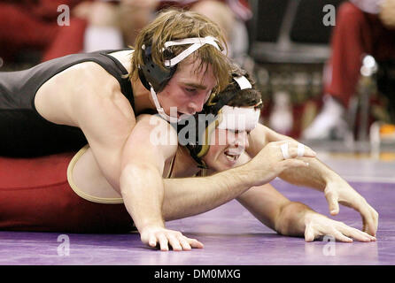 Le 21 novembre 2009 - Iowa City, Iowa, États-Unis - 20 novembre 2009 : Daniel l'Iowa Dennis works haut sur la position du Collège de l'Europe au cours de l'Telgenhoff Bryan Iowa City à roues jumelées Carver-Hawkeye Arena à Iowa City, ia (image Crédit : © Louis Brems/ZUMApress.com) Southcreek/mondial Banque D'Images