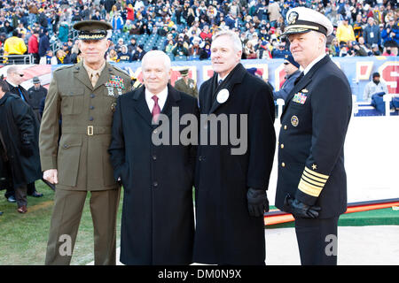 Le 12 décembre 2009 - Philadelphie, Pennsylvanie, États-Unis - 12 décembre 2009 : Commandant de la Marine Corps Général James T. Conway, , gauche, Secrétaire de la Défense (Cible confirmée) l'honorable Robert M. Gates, le secrétaire à la Marine (SECNAV) l'honorable Ray Mabus et chef des opérations navales (ONC) Adm. Gary Roughead avant le début de la 110e Army-Navy college football jeu joué au Lincoln Fin Banque D'Images